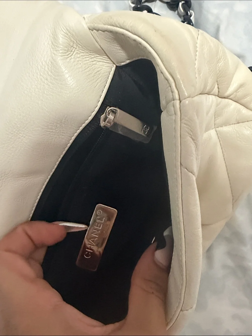CHANEL Cream Quilted Leather Shoulder Bag with Black Chain